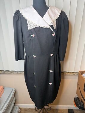 Eber Vintage Black Dress with White Lace Collar and Pink Rose Accents Size 15